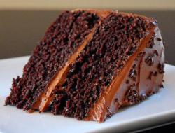 Торт шоколадный бисквитный с вишней